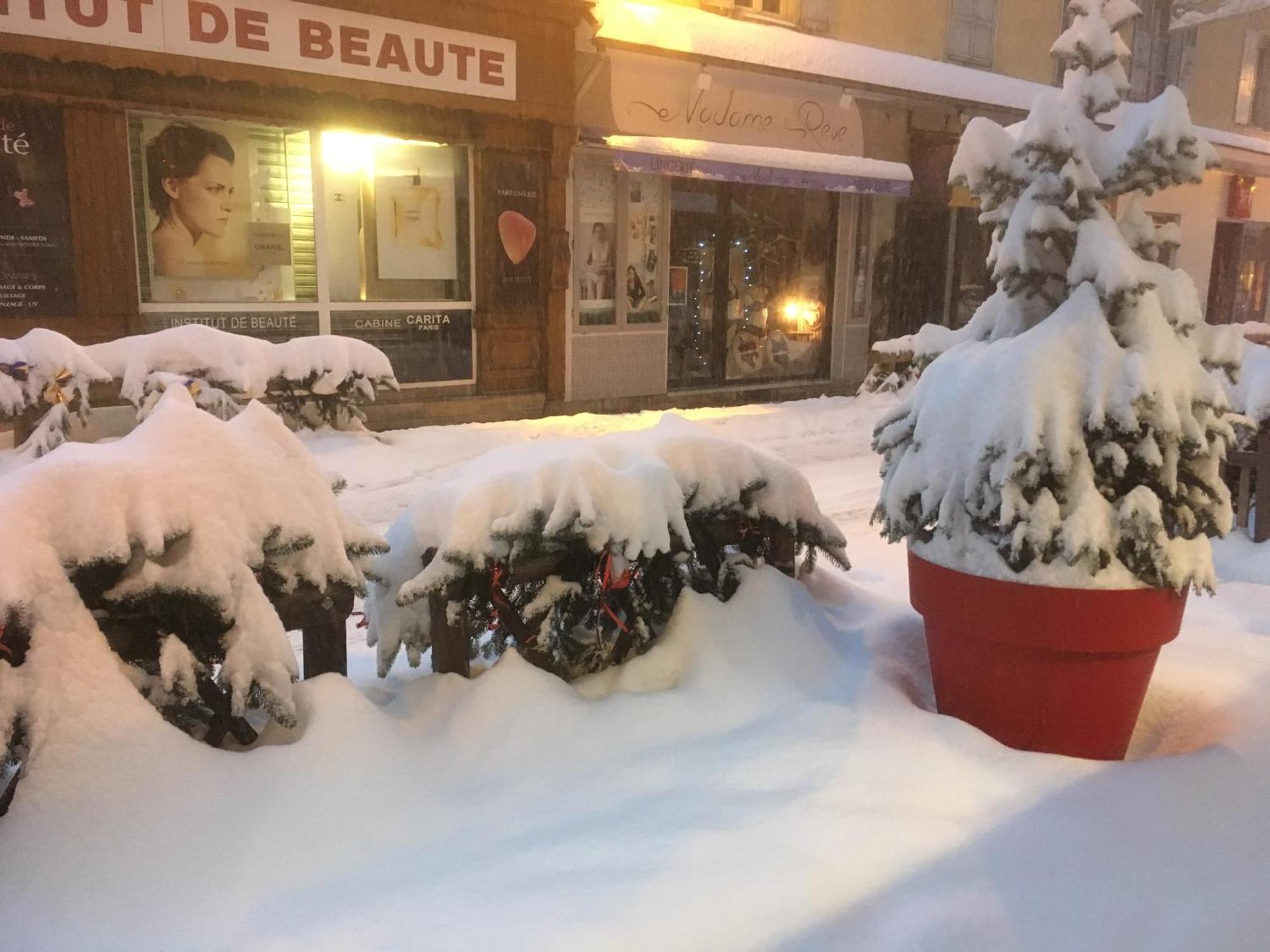 Hotel Restaurant De La Chaussee บรีอองซง ภายนอก รูปภาพ