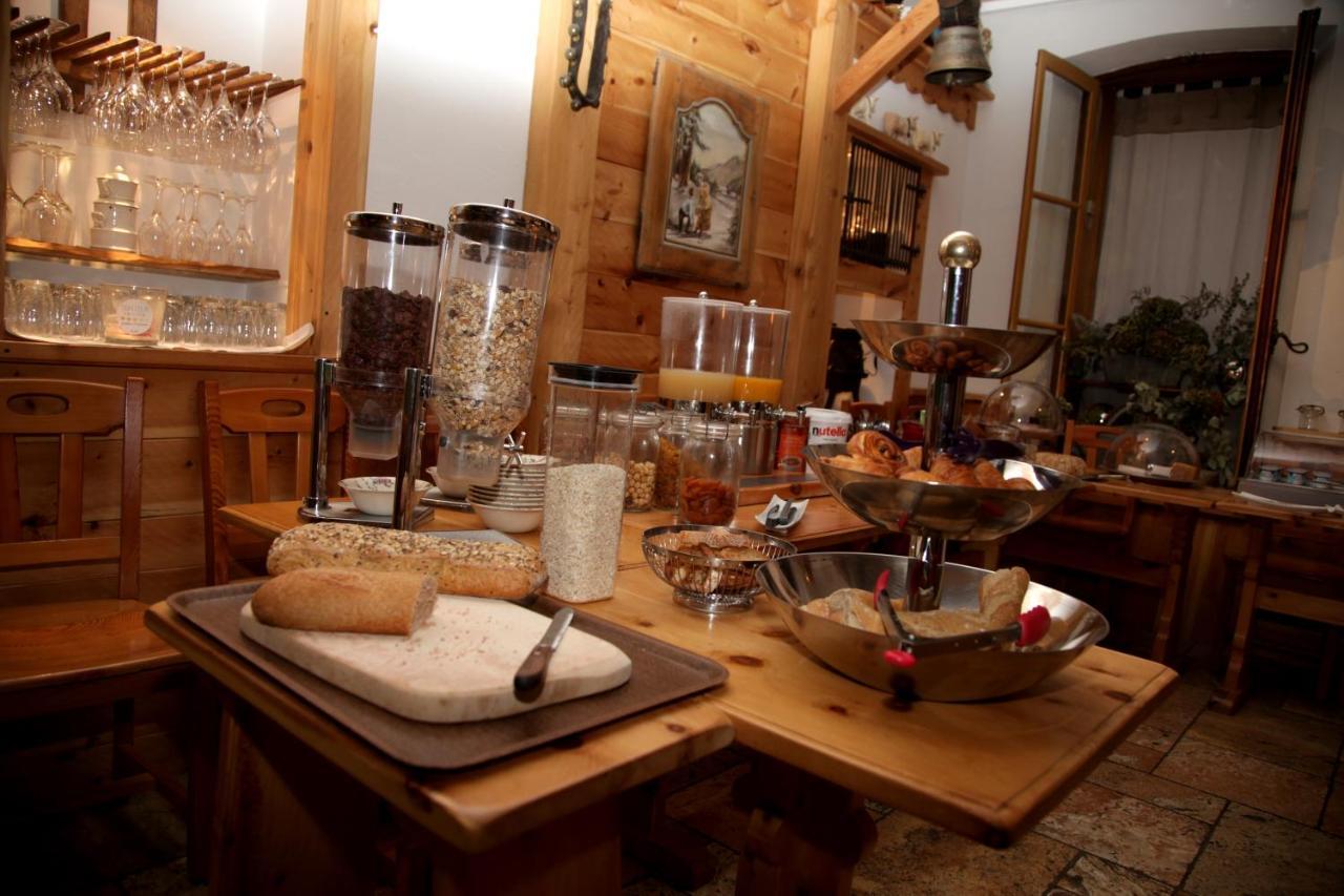 Hotel Restaurant De La Chaussee บรีอองซง ภายนอก รูปภาพ
